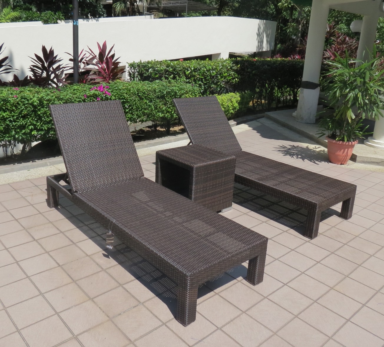 All Weather Wicker Outdoor Garden Lounger_Commercial pool-Lounger Wicker Lounger - Bromo New - Image 1